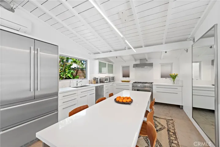 239 Fairview Street, Laguna Beach, California 92651