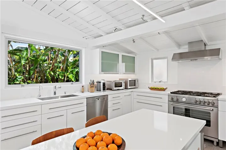 239 Fairview Street, Laguna Beach, California 92651