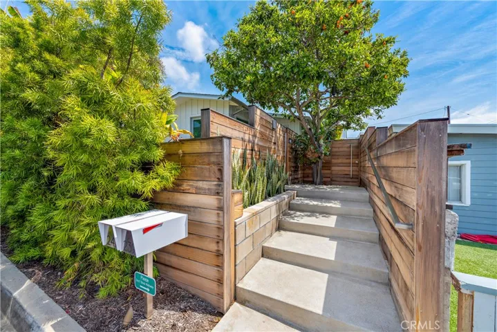 239 Fairview Street, Laguna Beach, California 92651