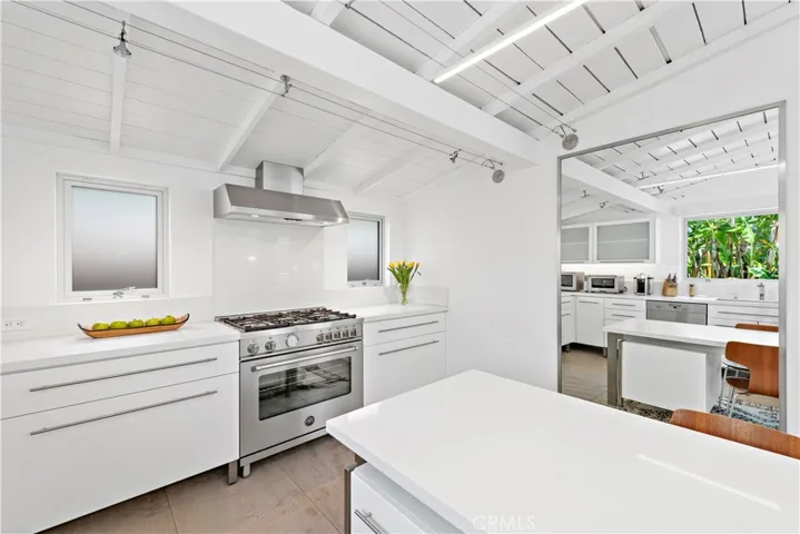 239 Fairview Street, Laguna Beach, California 92651