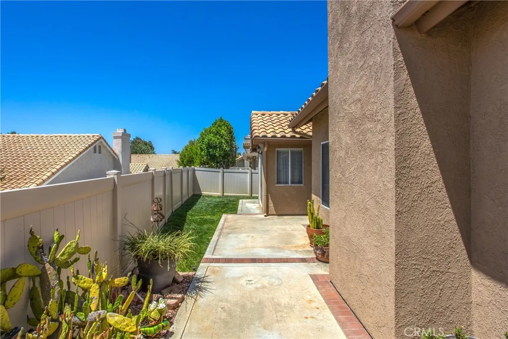 518 S Seminole Circle, Banning, California 92220 home-pic-39