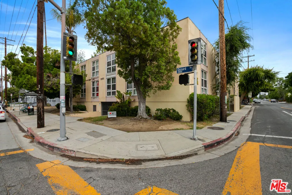 13101 Oxnard Street, Van Nuys, California 91401, 24 Bedrooms Bedrooms, ,24 BathroomsBathrooms,Residential Income,For Sale,Oxnard,25556685