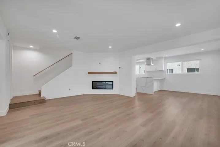 18550 Hatteras Street 94, Tarzana, California 91356