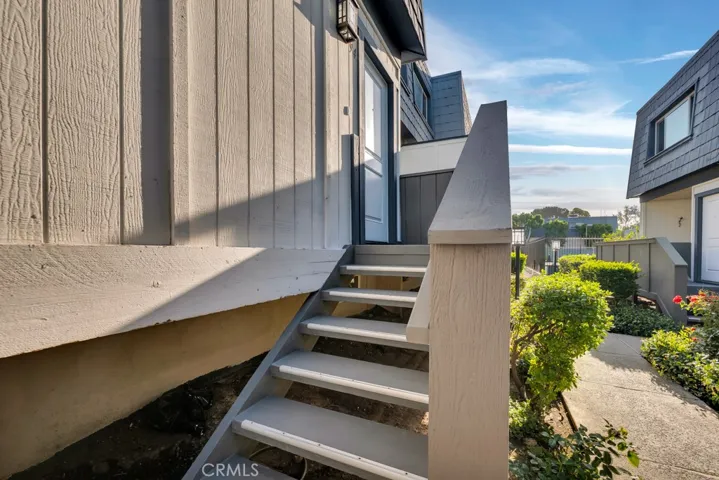 18550 Hatteras Street 94, Tarzana, California 91356