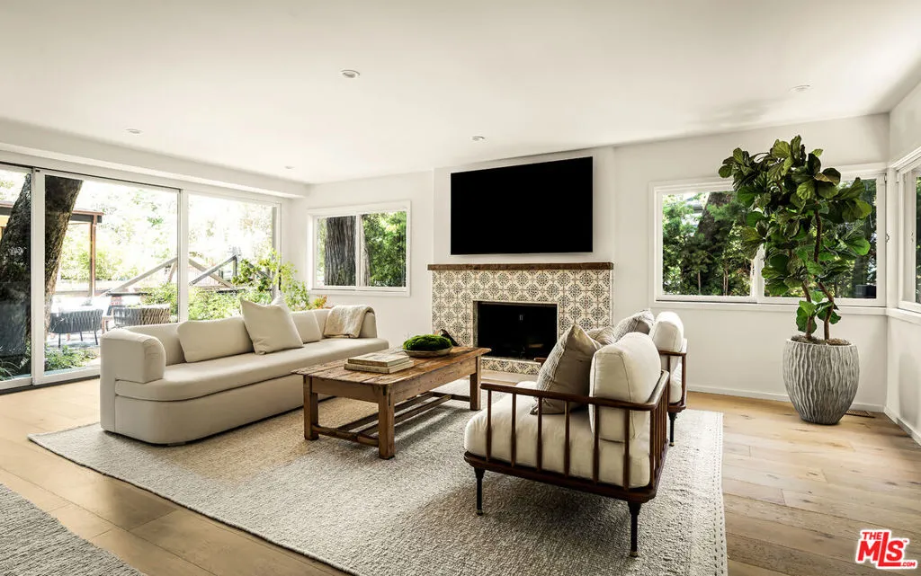 327 E Rustic Road, Santa Monica, California 90402 home-pic-12