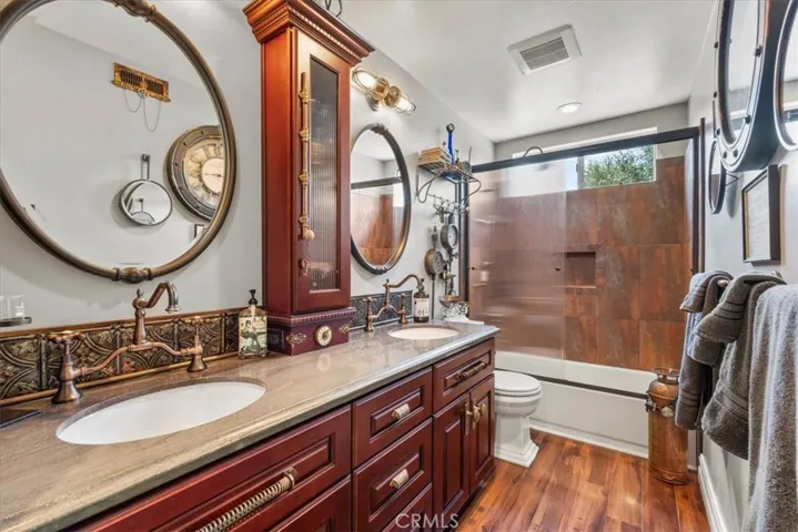 Hallway Bathroom - 2nd level
