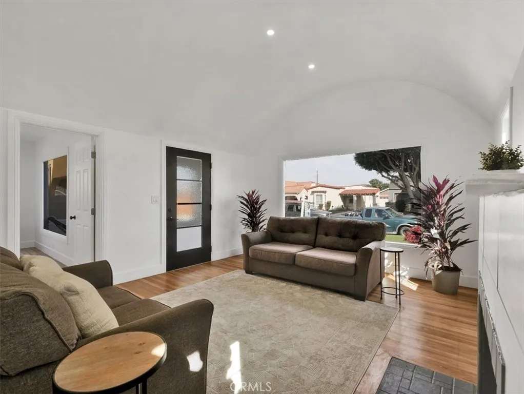 7827 S Hobart Boulevard, Los Angeles, California 90047 home-pic-6