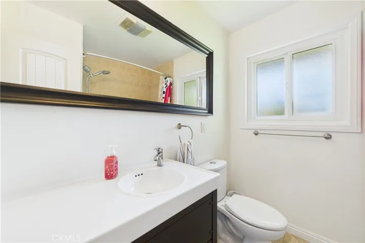 Hall bathroom w tub