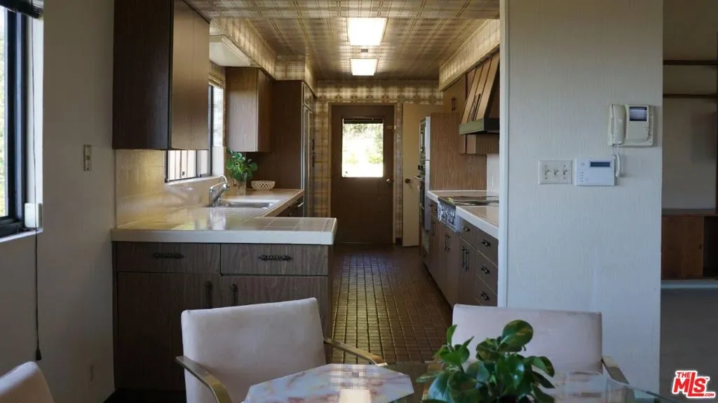 1461 Laurel Way, Beverly Hills, California 90210 home-pic-3