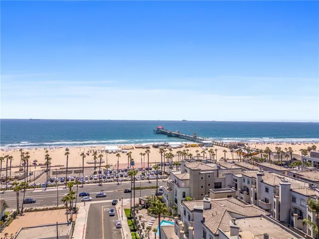 From morning surf sessions to evening strolls down Main, downtown HB is always buzzing.