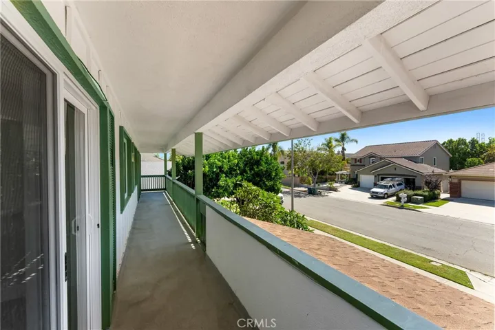 Connecting balcony between bedrooms!
