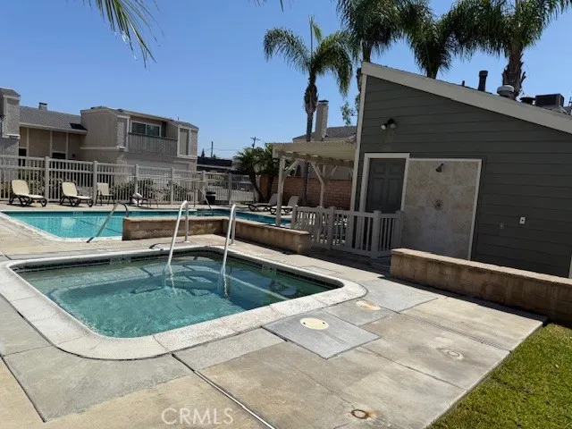 Pool, jacuzzi, and clubhouse.