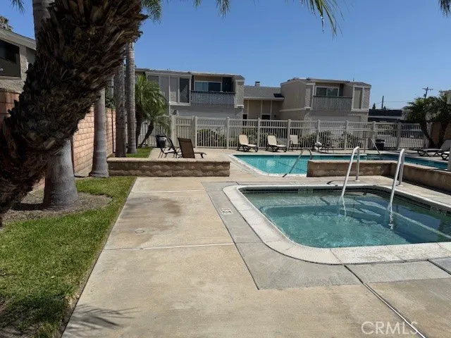 Pool & jacuzzi.
