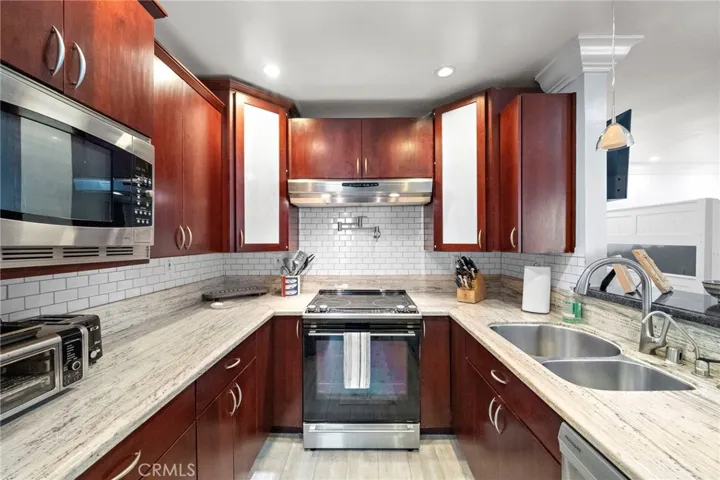 SLEEK STONE COUNTERS
