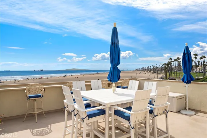 SPACIOUS AREA FOR RELAXING AND ENJOYING THE VIEWS