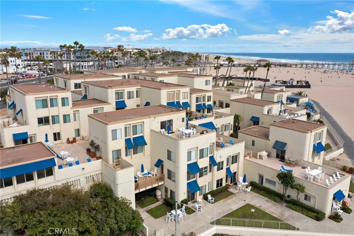 FABOULOUS COMPLEX RIGHT ON THE SAND
