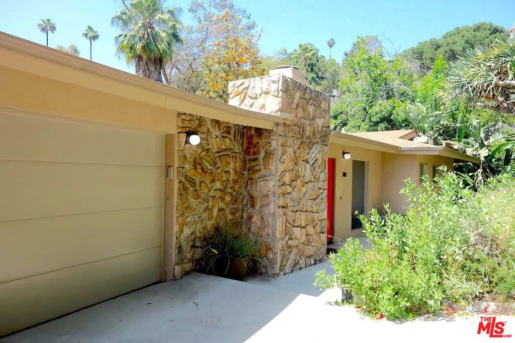 702 Cavanagh Road, Glendale, California 91207, 3 Bedrooms Bedrooms, ,3 BathroomsBathrooms,Residential Lease,For Rent,CAVANAGH,25557487