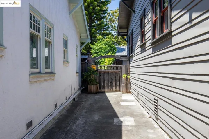 3915 Glen Park Rd, Oakland, California 94602