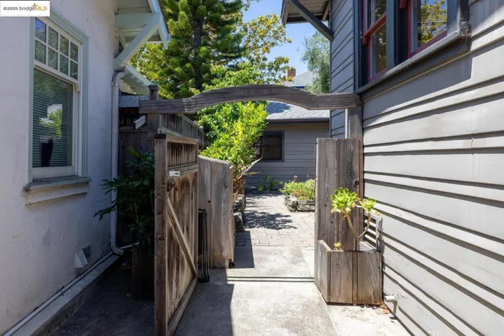 3915 Glen Park Rd, Oakland, California 94602