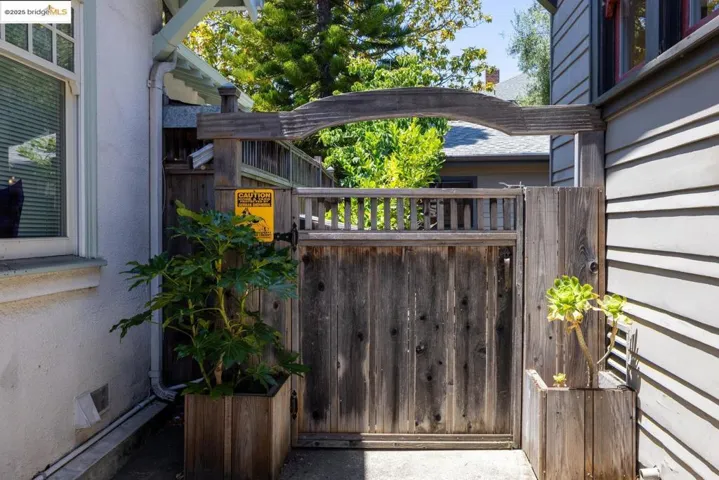 3915 Glen Park Rd, Oakland, California 94602