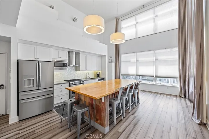 Great sized kitchen island is perfect for completing homework, dining, entertaining, and creating art!!  Check out those large windows -- oh so pretty!