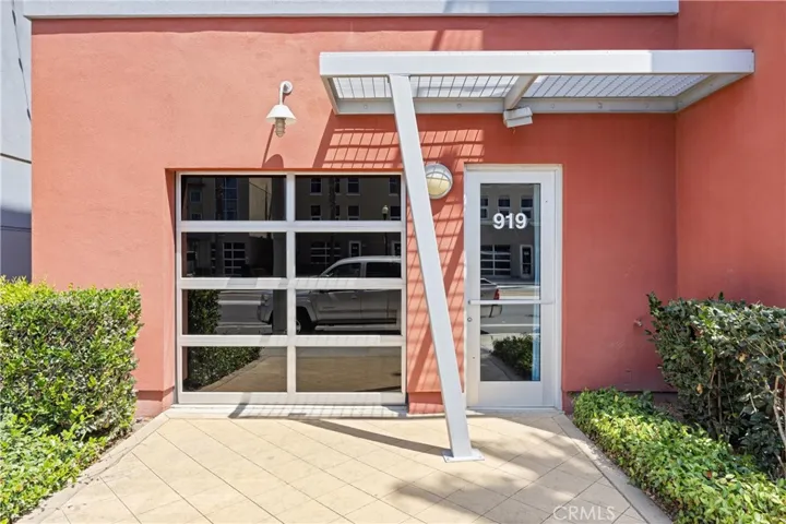 The roll up door is perfect for your business pop up!