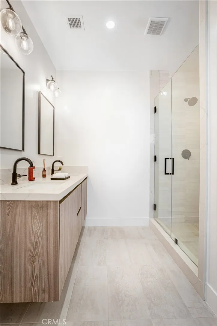 1567 Hi Point St, Los Angeles, California 90035 home-pic-10