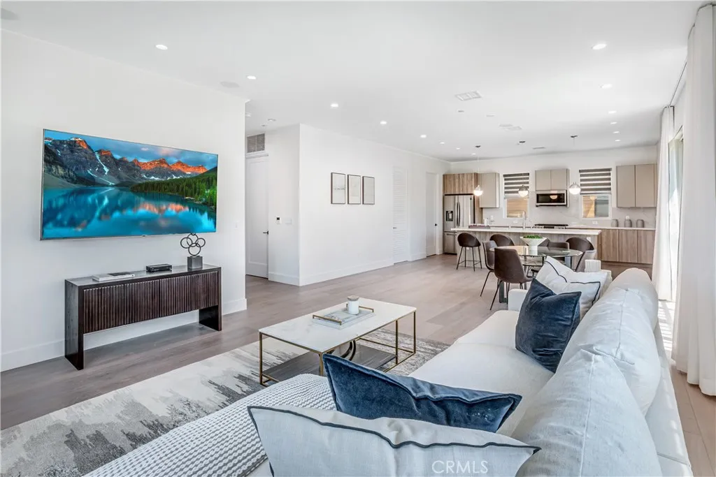 1567 Hi Point St, Los Angeles, California 90035 home-pic-12