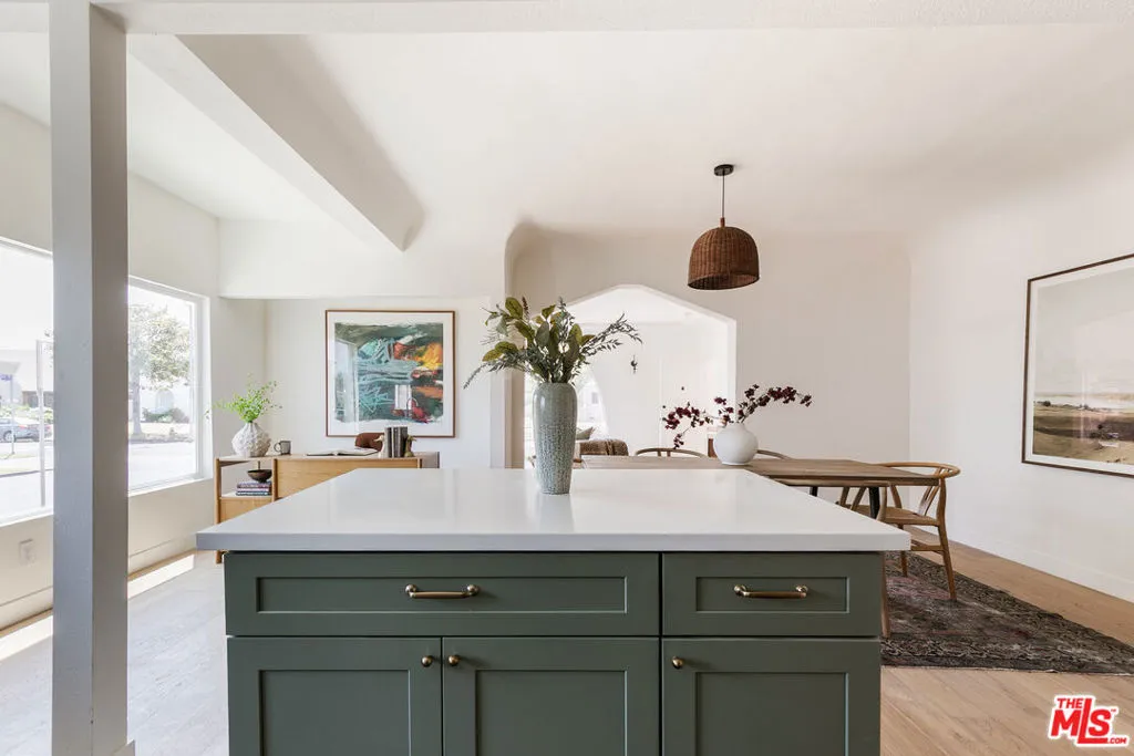 1570 S Hayworth Avenue, Los Angeles, California 90035 home-pic-10