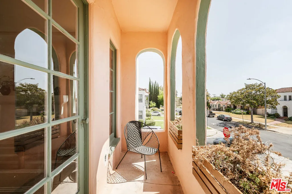 1574 S Hayworth Avenue, Los Angeles, California 90035 home-pic-5