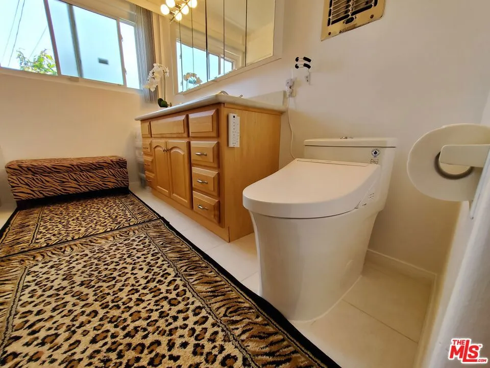 8130 Grimsby Avenue, Los Angeles, California 90045 home-pic-27