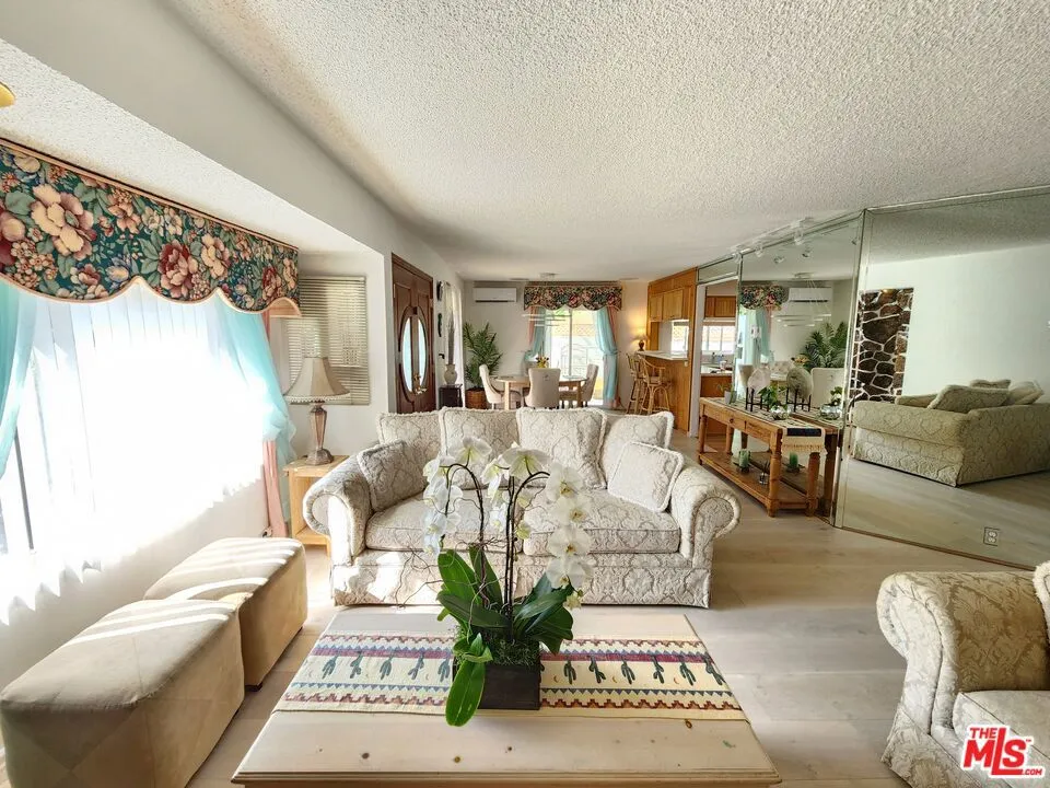 8130 Grimsby Avenue, Los Angeles, California 90045 home-pic-9