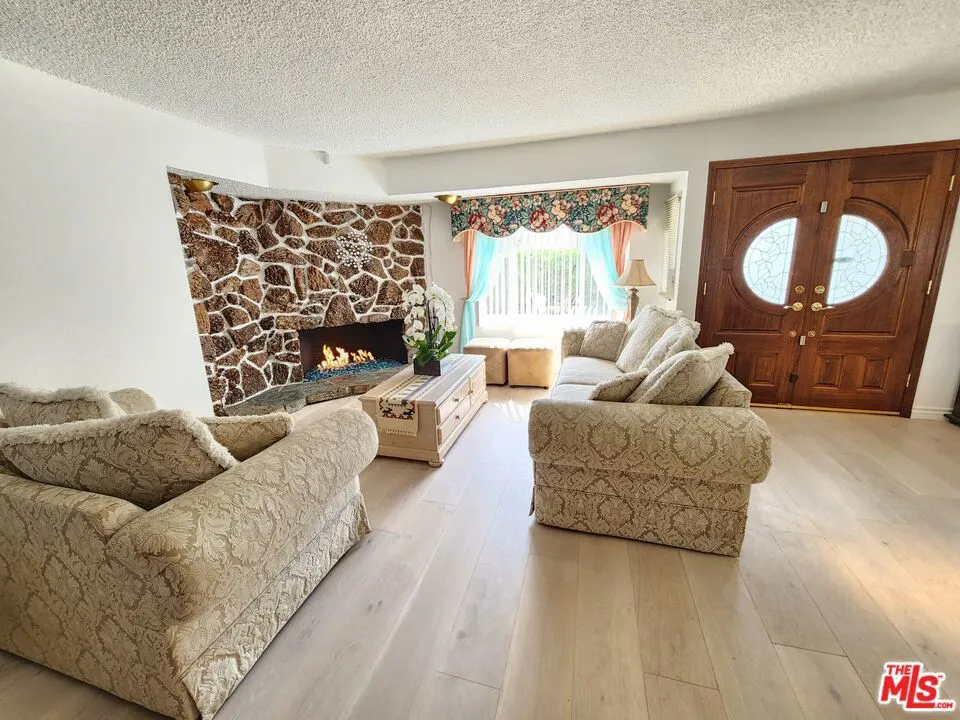 8130 Grimsby Avenue, Los Angeles, California 90045 home-pic-7