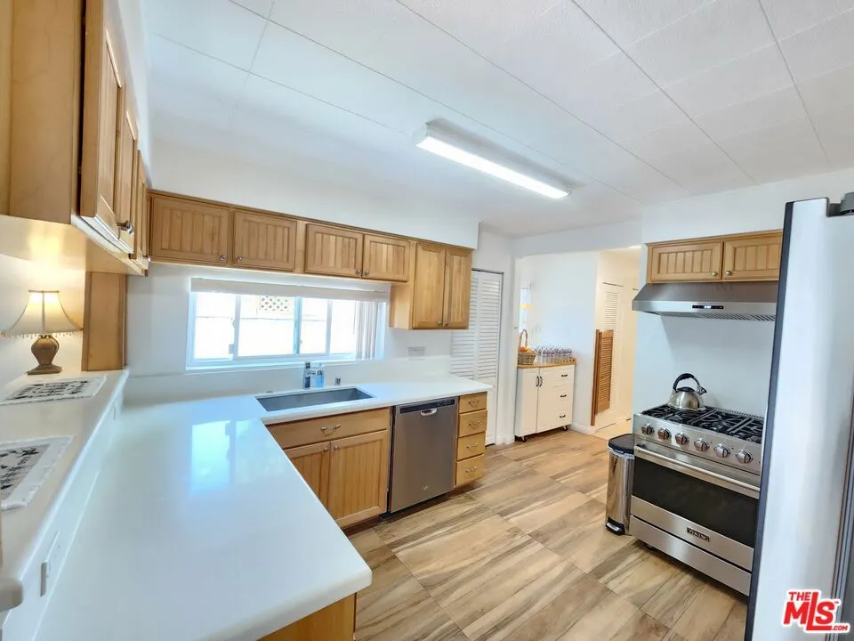 8130 Grimsby Avenue, Los Angeles, California 90045 home-pic-14