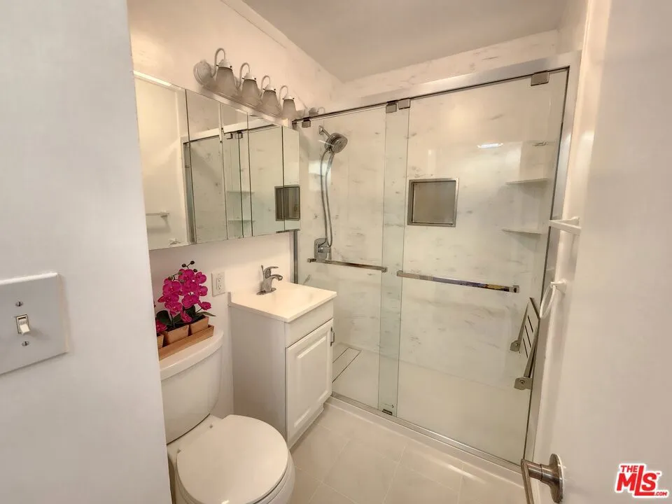 8130 Grimsby Avenue, Los Angeles, California 90045 home-pic-24