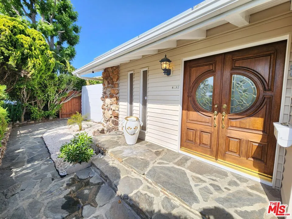 8130 Grimsby Avenue, Los Angeles, California 90045 home-pic-3