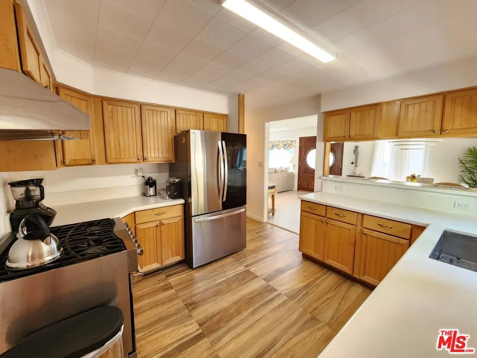 8130 Grimsby Avenue, Los Angeles, California 90045 home-pic-12
