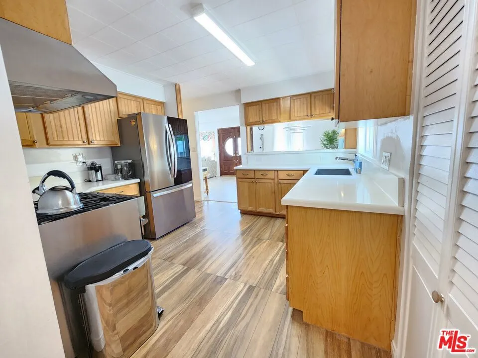 8130 Grimsby Avenue, Los Angeles, California 90045 home-pic-15