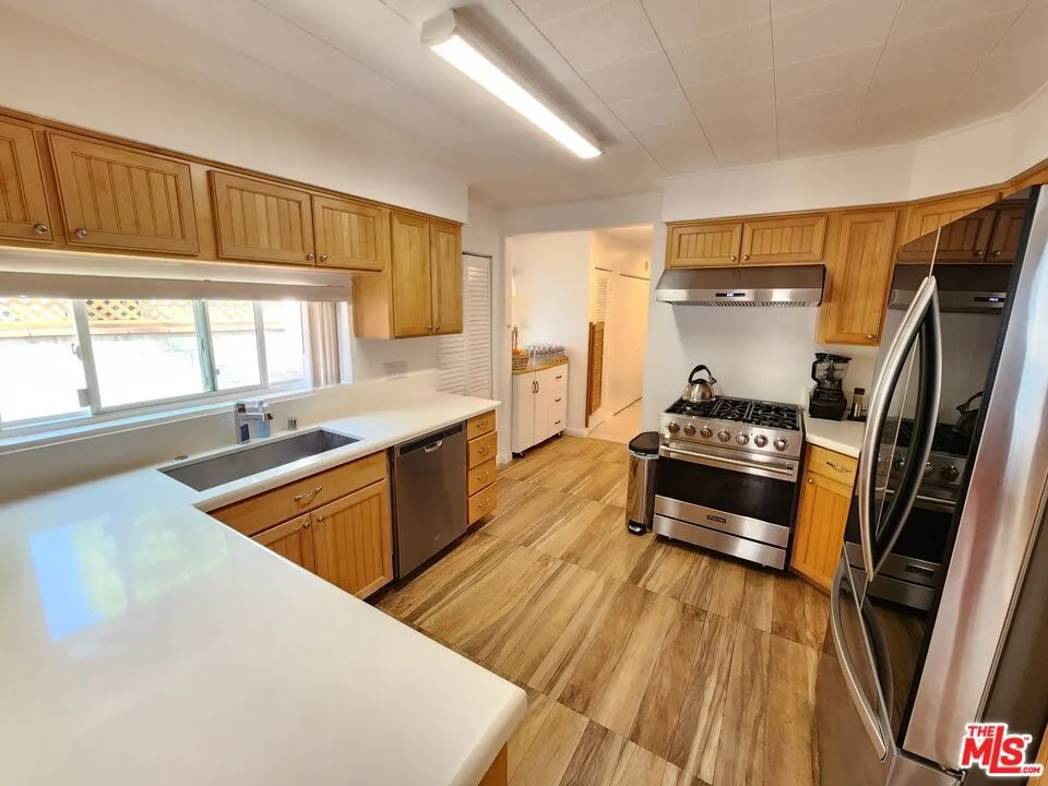 8130 Grimsby Avenue, Los Angeles, California 90045 home-pic-13