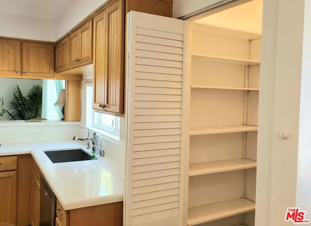 8130 Grimsby Avenue, Los Angeles, California 90045 home-pic-18