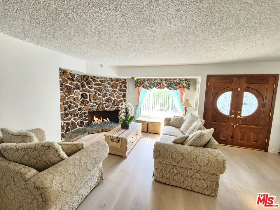 8130 Grimsby Avenue, Los Angeles, California 90045 home-pic-10