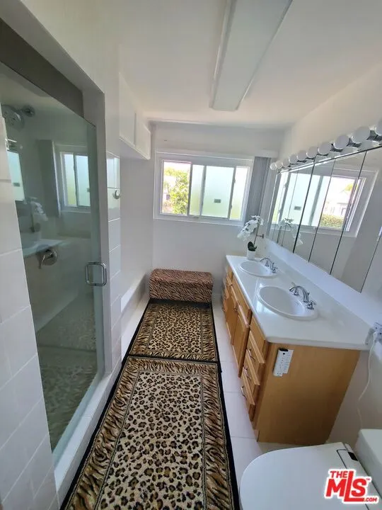 8130 Grimsby Avenue, Los Angeles, California 90045 home-pic-25