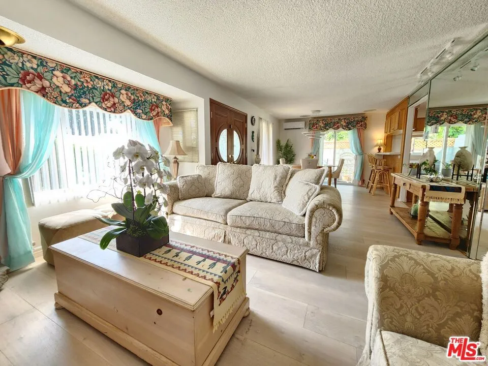 8130 Grimsby Avenue, Los Angeles, California 90045 home-pic-8