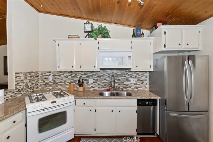 248 Maple Lane, Sugarloaf, California 92386