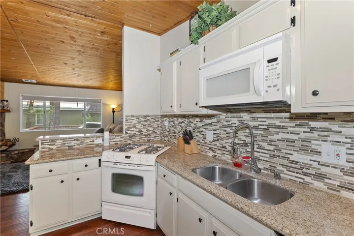 248 Maple Lane, Sugarloaf, California 92386