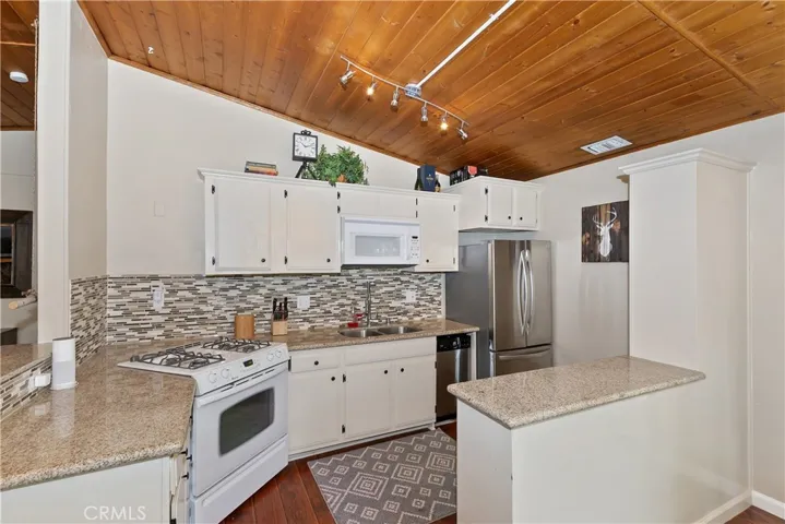 248 Maple Lane, Sugarloaf, California 92386