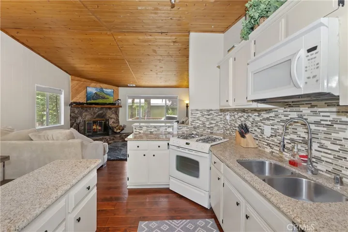 248 Maple Lane, Sugarloaf, California 92386