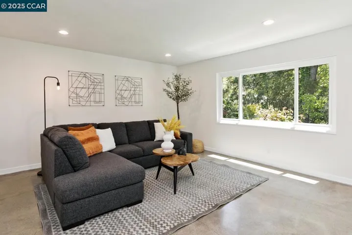 4222 Aberfoil Ave, Oakland, California 94605