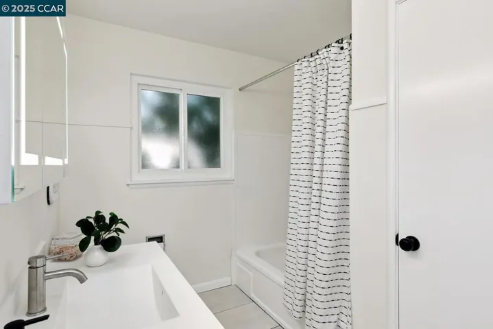 4222 Aberfoil Ave, Oakland, California 94605