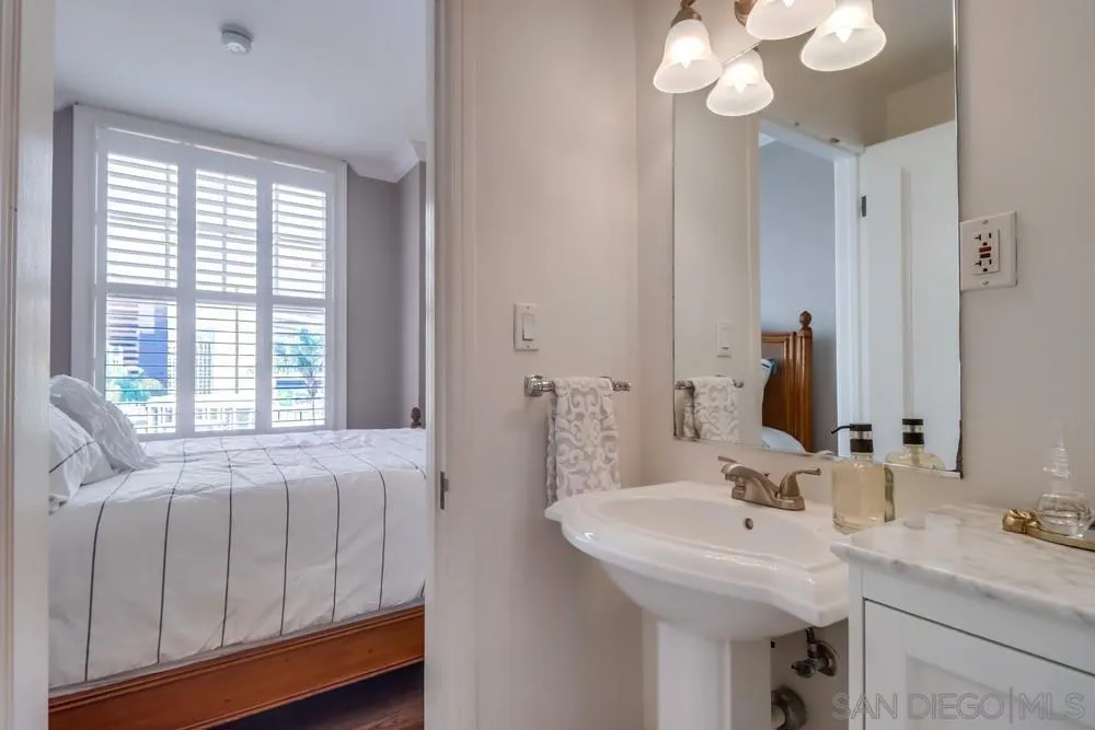 702 Ash St 301, San Diego, California 92101 home-pic-18